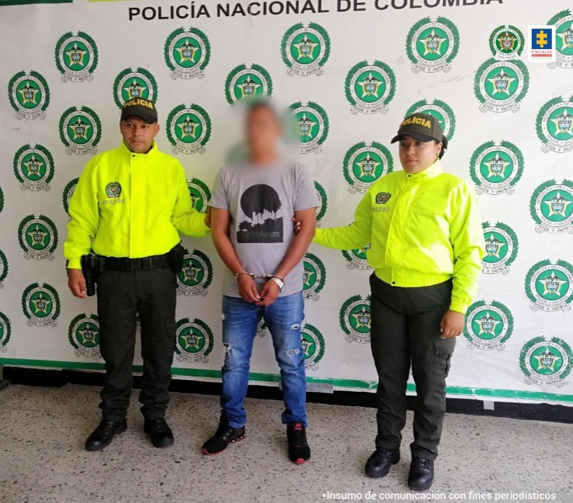 La persona capturada aparece con sus manos esposadas y está custodiado por dos miembros de la policía, tiene su cara pixelada para proteger la identidad de la vítima menor de edad.