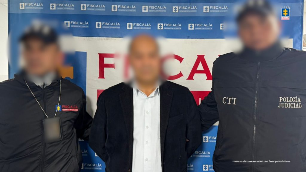 En la fotografía se observan tres personas dos de ellas investigadores del CTI y el capturado. 