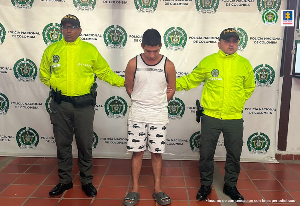 en la foto se aprecia a dos miembros de la Policía Nacional custodiando al hoy asegurado. 
