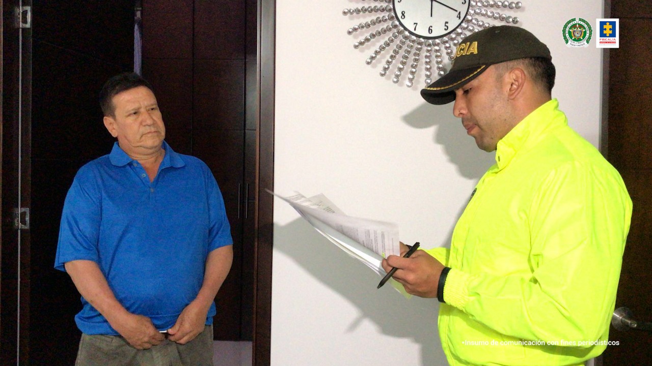 En la imagen se ve al al concejal de Piedecuesta (Santander) Raimundo Duarte Díaz quien está siendo capturado por presunto lavado de activos. Frente a esta persona hay un policía quien le indica cuáles son sus derechos. La captura se concretó al interior de una casa. 