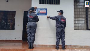 En la imagen se aprecia a dos integrantes del CTI quienes custodian un propiedad afectada con medidas cautelares de extinción del derecho de dominio.