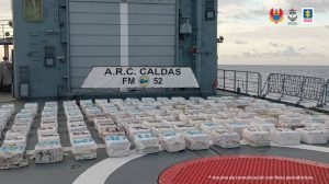 Se ve la droga incautada con un letrero de las Fuerzas Militares.