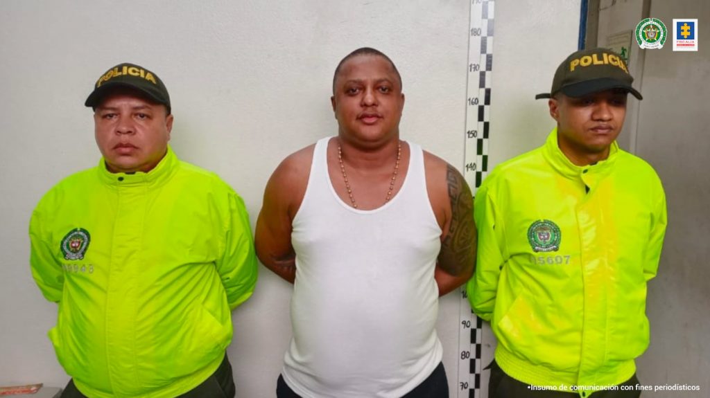 En la fotografía aparece Pretelt Gutiérrez junto a dos agentes de la Policía Nacional.