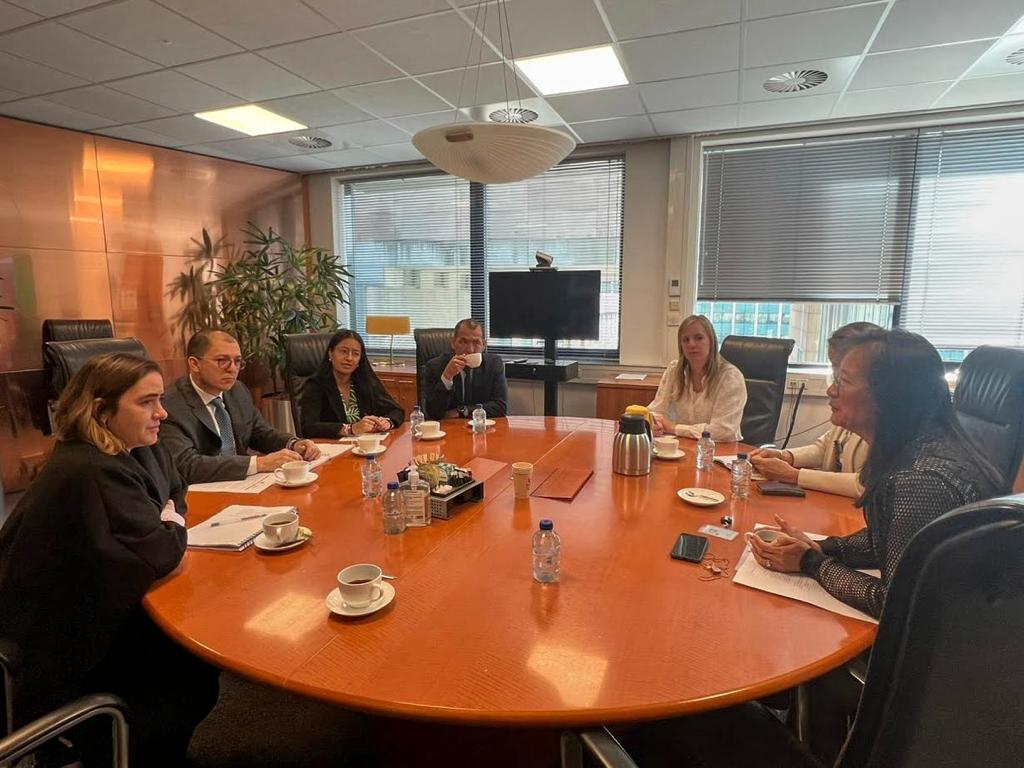 Se ve al Fiscal Francisco Barbosa en una mesa redonda en reunión con la Procuradora General de los Países Bajos, Sue Preenen. 