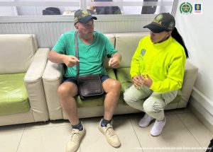 En la fotografía aparece el italiano liberado junto a ubna agente de la Policía Nacional 