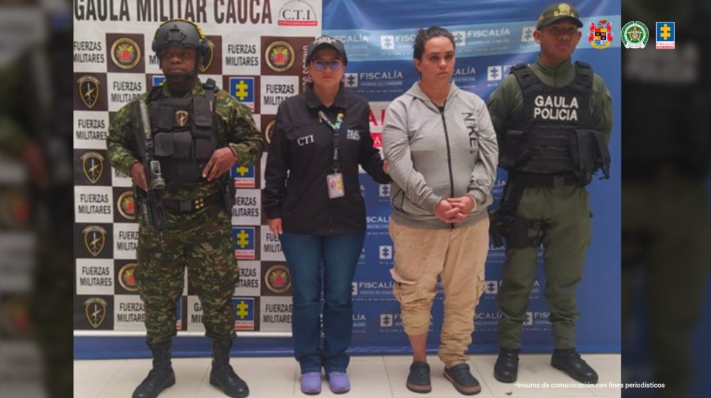 En la fotografía aparecen la capturada junto a una servidora del CTI, un agente del Gaula de la Policía Nacional y un soldado del Gaula Militar. En la parte superior está un banner de la Fiscalía General de la Nación y un banner del Gaula Militar
