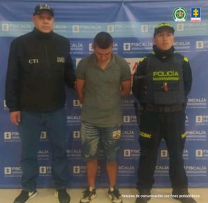 Martha Mancera, Fiscal Mancera, Fiscal Martha Mancera En la fotografía aparecen el capturado junto a un servidor del CTI y un agente de la Policía Nacional. En la parte superior está un banner de la Fiscalía General de la Nación