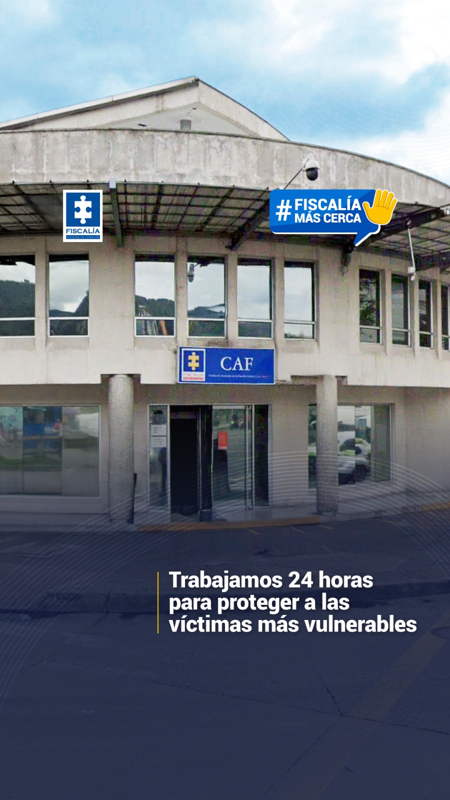 En la imagen de portada de la sección de redes sociales Fiscalía más cerca se ve una fotografía de la fachada del Centro de Atención a Víctimas de la Fiscalía (CAF) en Bogotá, ubicado en la Av. Calle 19 #27 – 09, con un titular que dice Trabajamos 24 horas para proteger a las víctimas más vulnerables.