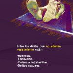 La imagen tiene un fondo morado con trazos en tonos naranjas y azules. En la parte superior izquierda aparece la ilustración de un cuerpo en una camilla de morgue, visto desde los pies, que llevan una etiqueta colgada, representando la idea de un delito grave como el homicidio. A la derecha, en letras blancas y amarillas, se lee el siguiente mensaje: “Entre los delitos que no admiten desistimiento están: Homicidio. Feminicidio. Violencia intrafamiliar. Delitos sexuales.”