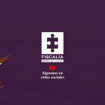 La imagen muestra un fondo de color morado oscuro. En el centro aparece el logotipo de la Fiscalía General de la Nación de Colombia, que consiste en una pieza de rompecabezas blanca dentro de un recuadro. Debajo del logotipo está el texto: “FISCALÍA GENERAL DE LA NACIÓN” Un poco más abajo, con un ícono de corazón rojo, se lee el mensaje: “Síguenos en redes sociales”