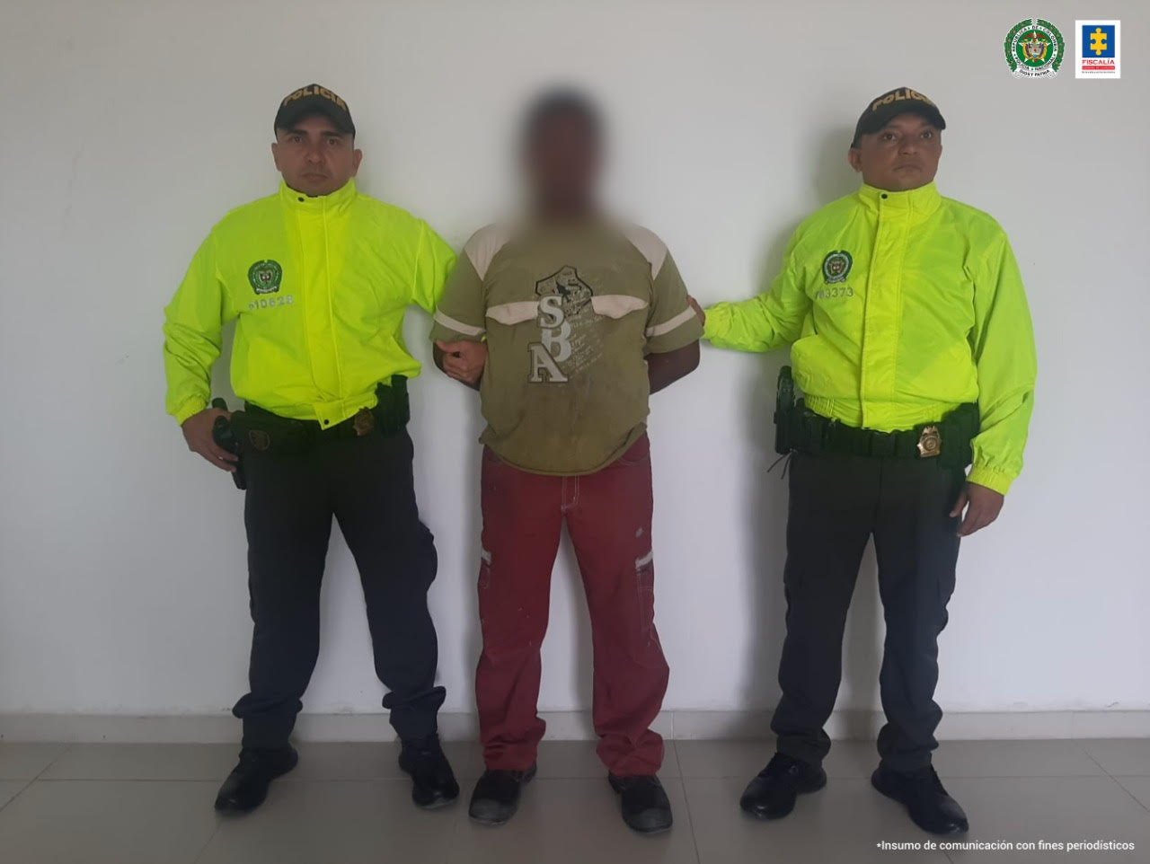 En la imagen aparece una persona capturada entre dos policías.