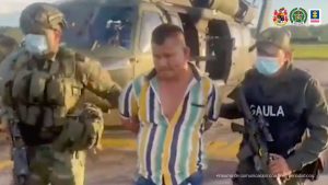 En la imagen se ve un detenido mientras es conducido y custodiado por integrantes del Gaula Policía y Ejército. 