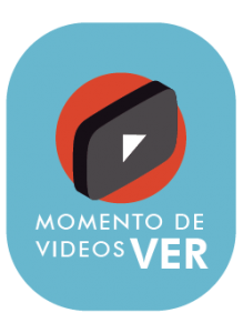 La imagen tiene un diseño vertical con fondo azul claro y bordes redondeados. En el centro, se encuentra un icono de “Play” o “Encendido” en 3D en color negro con blanco sobre un círculo vino tinto, lo que simboliza una actividad didáctica. Debajo del ícono, aparece el texto: "MOMENTO DE VER VIDEOS", en letras mayúsculas. • La palabra "VER" está destacada con un tamaño de fuente más grande y en color blanco, lo que le da mayor énfasis.