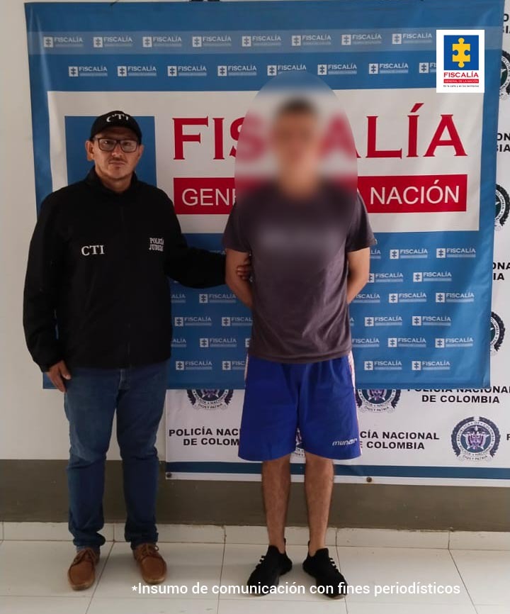 Martha Mancera, Fiscal Mancera, Fiscal Martha Mancera En la imagen se ve una persona detenida bajo custodia de un investigador del CTI. Detrás suyo un backing institucional.