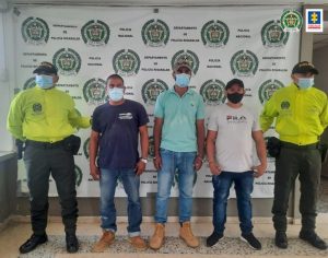 En las fotografías se observan los cuatro condenados custodiados por agentes de la Policía Nacional y en el fondo, pendones de Policía Nacional