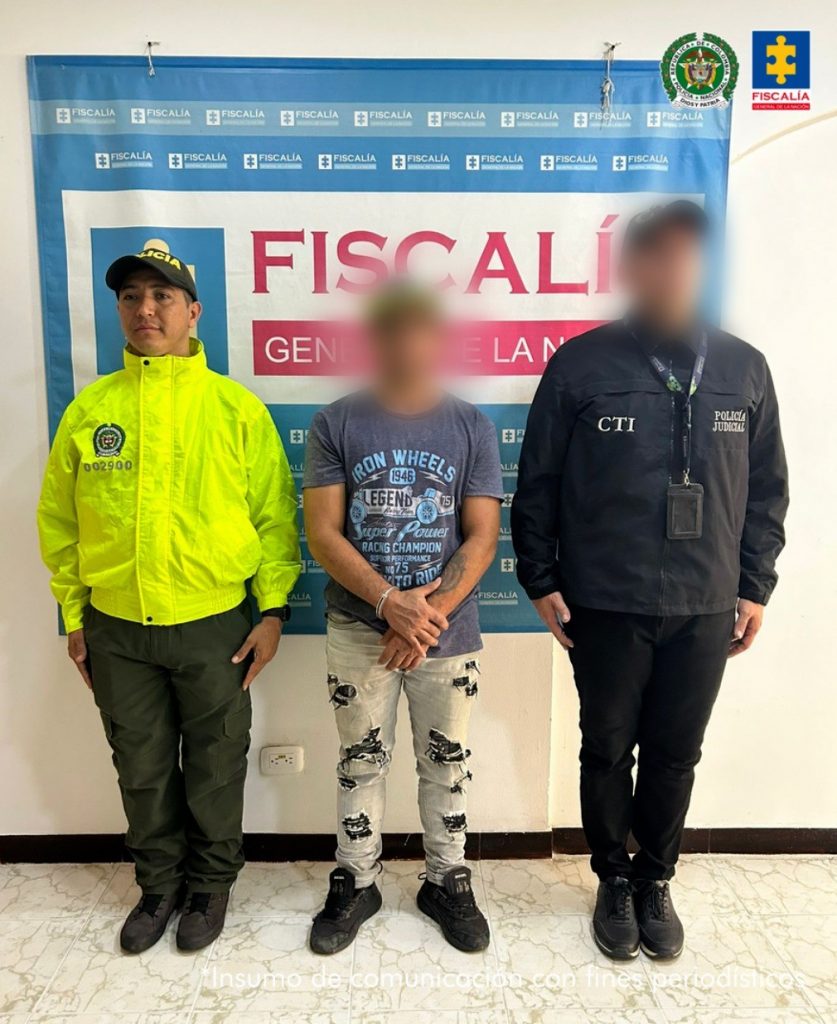  En fotos individuales están los capturados que fueron imputados por delitos sexuales contra menores. Texto alternativo: cada capturado está de manera individual custodiado por un investigador del CTI de la Fiscalía y un policía. Detrás banner de Fiscalía y de la Policía Nacional en una imagen.