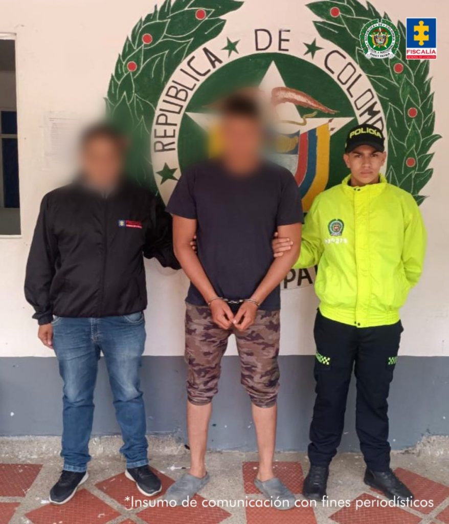  En fotos individuales están los capturados que fueron imputados por delitos sexuales contra menores. Texto alternativo: cada capturado está de manera individual custodiado por un investigador del CTI de la Fiscalía y un policía. Detrás banner de Fiscalía y de la Policía Nacional en una imagen.
