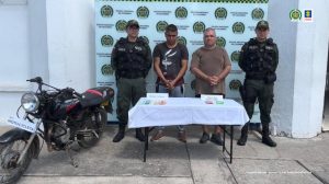  En la foto se aprecia a los dos asegurados siendo custodiados por miembros de la Policía Nacional. 