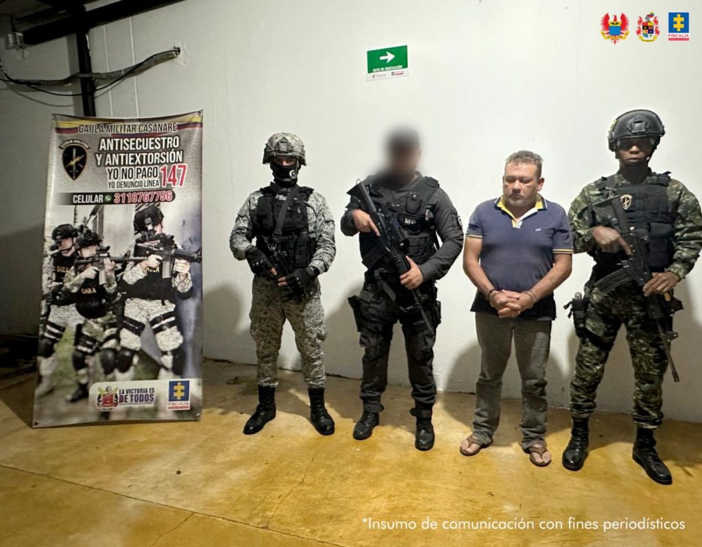acusador José Arandú Segua alias Guandú o Fermín, aparece esposado y custodiado por personal uniformado del CTI de la Fiscalía y Gaula Ejército.