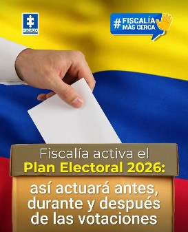 La imagen muestra una pieza gráfica institucional relacionada con un proceso electoral en Colombia. En el fondo se observan los colores de la bandera nacional —amarillo en la parte superior, azul en el centro y rojo en la parte inferior— dispuestos en franjas horizontales. En primer plano aparece una mano introduciendo una papeleta blanca en una urna de votación de color marrón, representando el acto de votar. Sobre la urna se incluye el texto “Fiscalía activa el Plan Electoral 2026: así actuará antes, durante y después de las votaciones”, en el que se resaltan algunas palabras en color amarillo y blanco para facilitar la lectura. En la esquina superior izquierda se encuentra el logotipo de la Fiscalía General de la Nación, y en la esquina superior derecha se muestra un distintivo con el texto “#Fiscalía Más Cerca” acompañado de un ícono de una mano levantada. La composición visual comunica una acción institucional de carácter informativo sobre el rol de la Fiscalía en las diferentes etapas del proceso electoral.