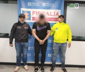 Fiscal Martha Mancera, Martha Mancera, Fiscal Mancera Se visualiza al capturado junto a investigadores del CTI y de la Sijin. Detrás de ellos el banner que identifica a la Fiscalía General de la Nación.