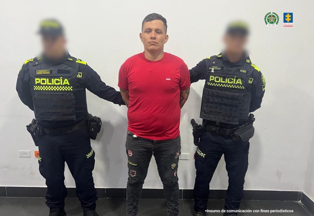 Se visualiza al capturado junto a dos uniformados de la Policía Nacional con el rostro difuminado.