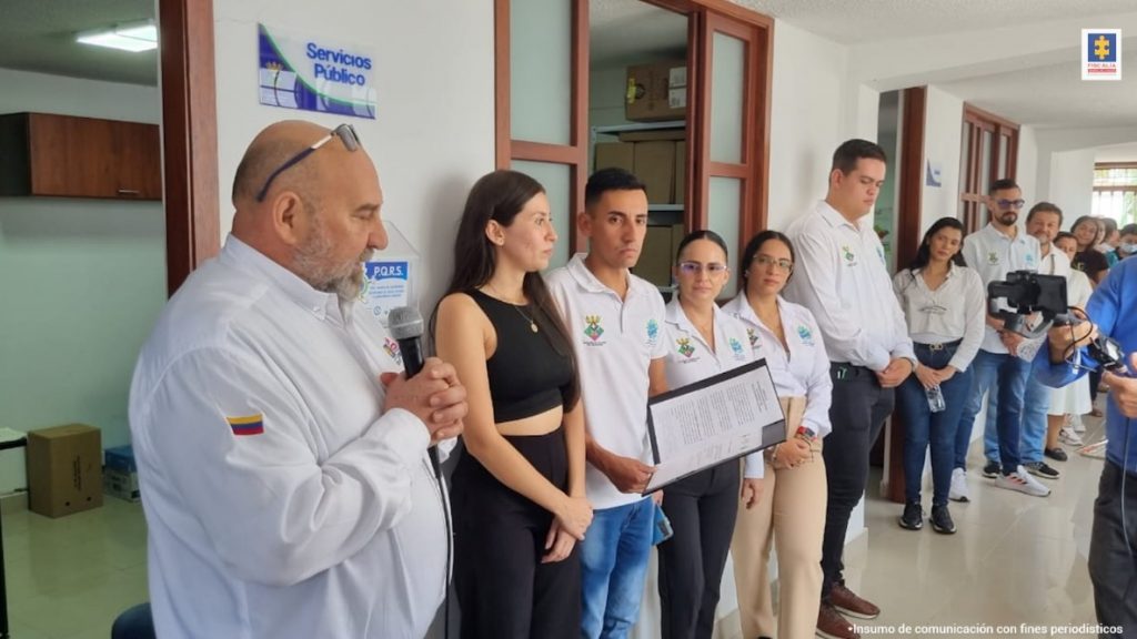 En la fotografía se visualiza al director seccional de Fiscalía Dr. Alfredo Omaña Granados dando por inaugurado el PAF, a su alrededor se observa los secretarios de despacho de la Alcaldía municipal de Salazar de Las Palmas.